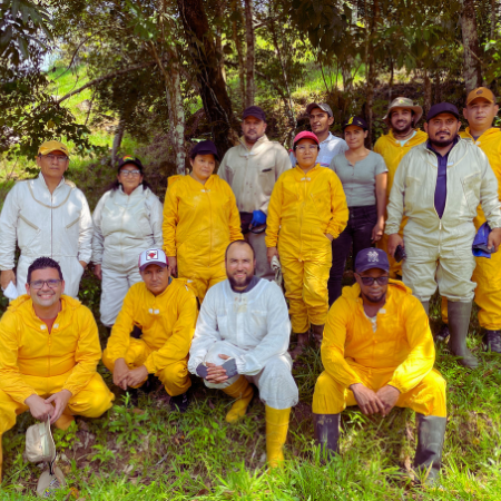 Grupo de capacitación en cría de reinas